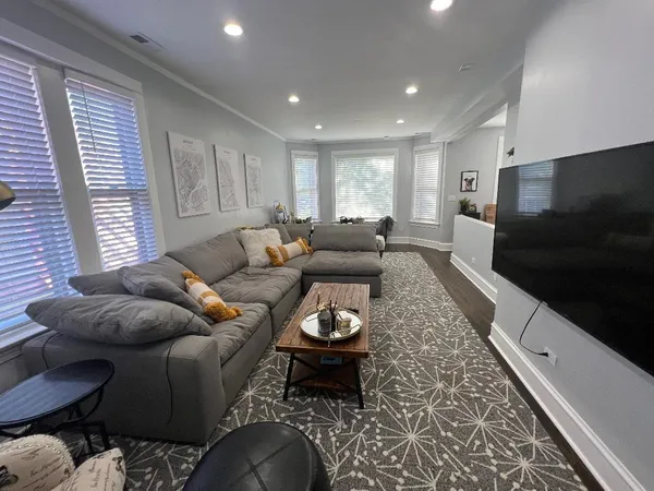 $3,800 | 3327 North Hamilton Avenue, Unit 2F, Chicago, IL 60618