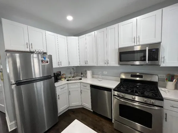 $3,800 | 3327 North Hamilton Avenue, Unit 2F, Chicago, IL 60618