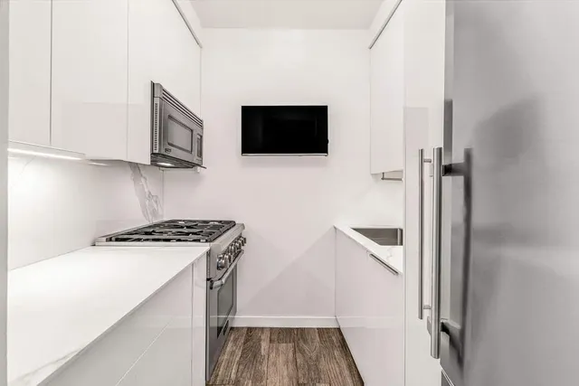 $1,095,000 | 310 East 46th Street, Unit PHT | Midtown East