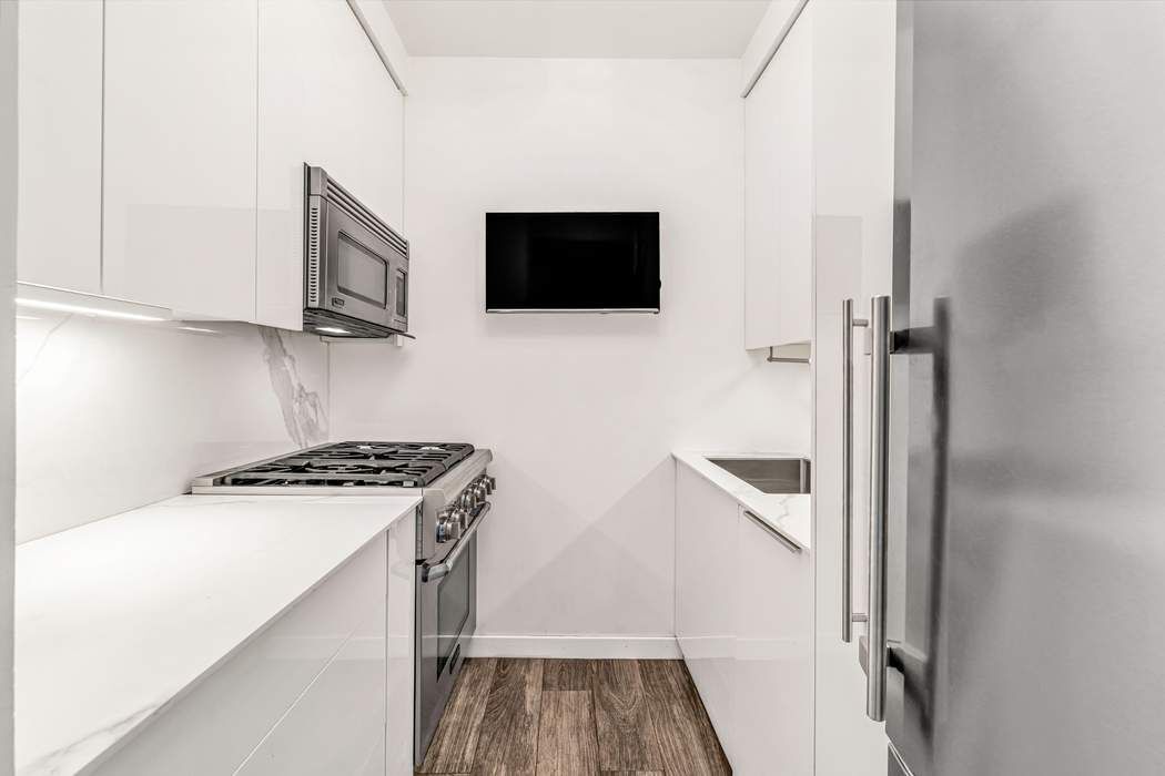 310 East 46th Street, Unit PHT Manhattan, NY 10017 - Photo 4 of 14