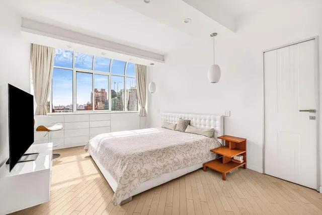 $1,095,000 | 310 East 46th Street, Unit PHT | Midtown East