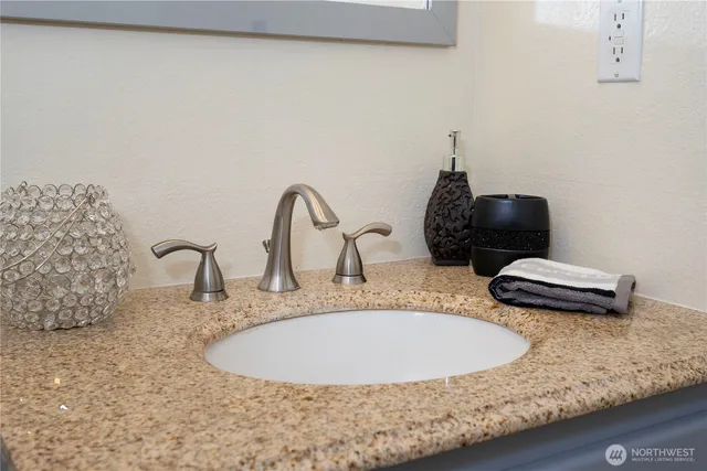 a view of an house with backyard and garden