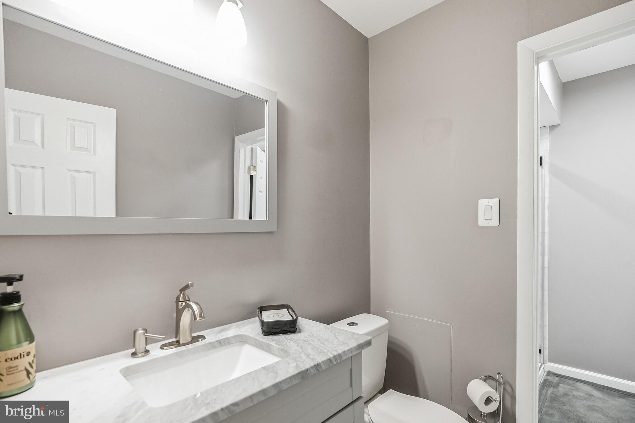 115 East Kings Highway, Unit 221 Maple Shade, NJ 08052 - Photo 5 of 19 Hallway bathroom with access to primary bathroom