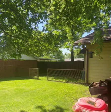 a view of a back yard