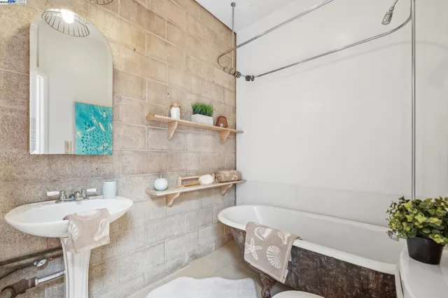 $644,000 | 2112 West Street, Unit 2, Oakland, CA 94612