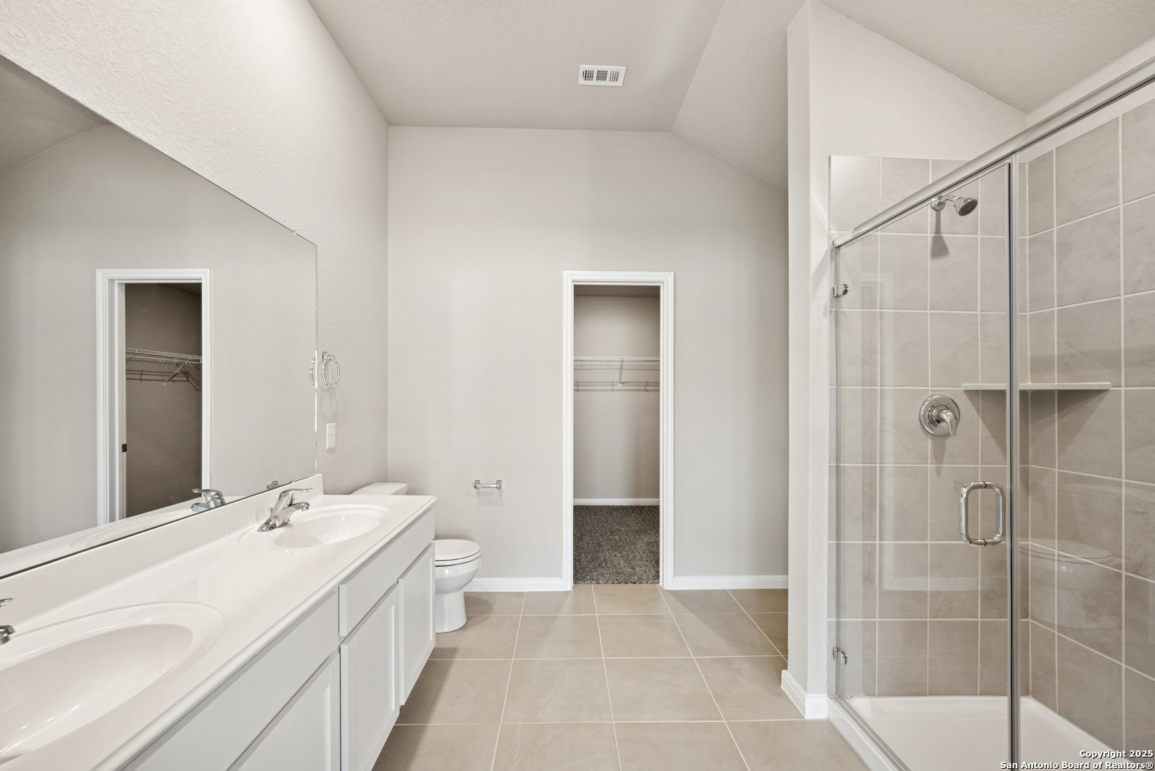 2825 Sun Bayou Seguin, TX 78155 - Photo 20 of 40 a spacious bathroom with a shower and a sink