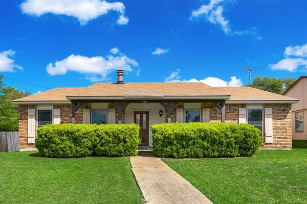 $2,100 | 729 Via Altos, Mesquite, TX 75150