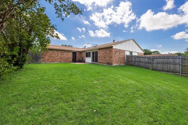 $2,100 | 729 Via Altos, Mesquite, TX 75150