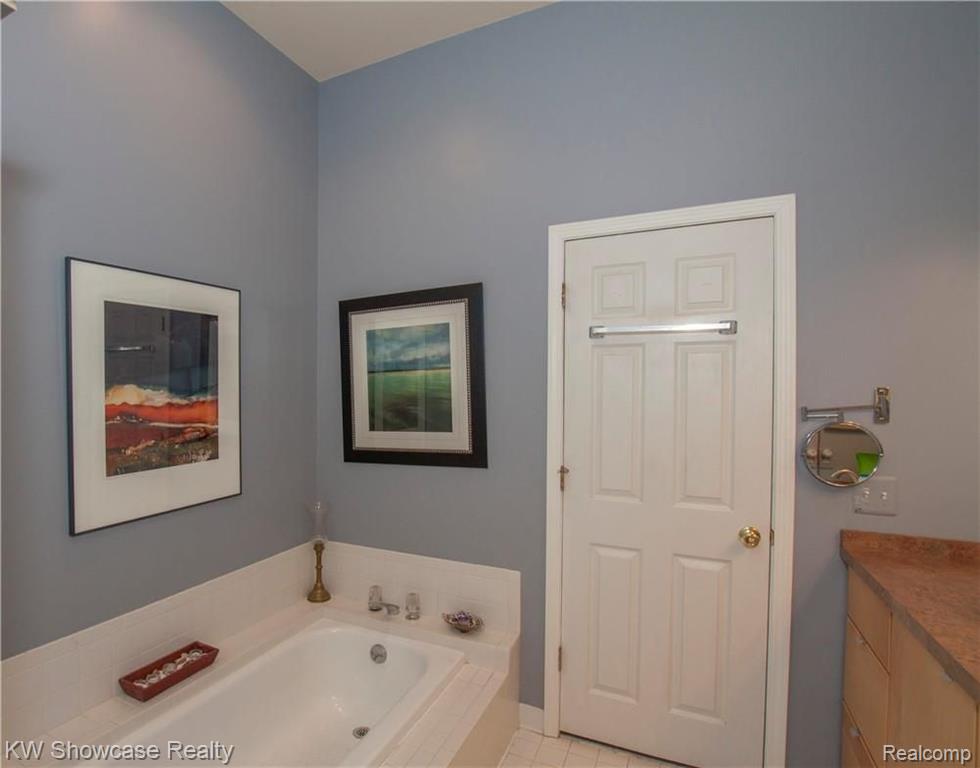 30113 Meadow Ridge South Farmington Hills, MI 48334 - Photo 8 of 12