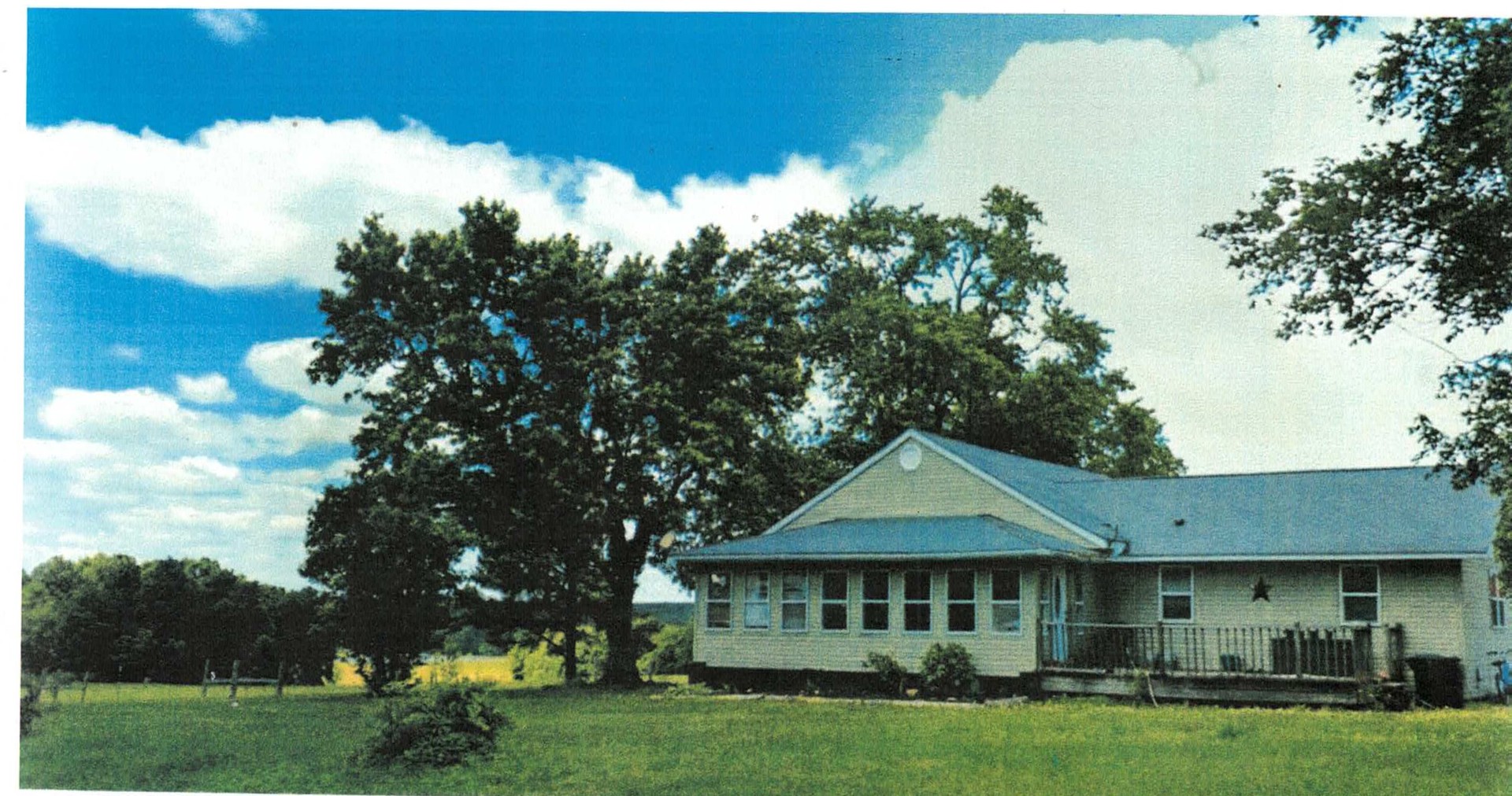515 Thunderhawk Road Ozark, IL 62972 - Photo 2 of 10 a front view of a house with garden