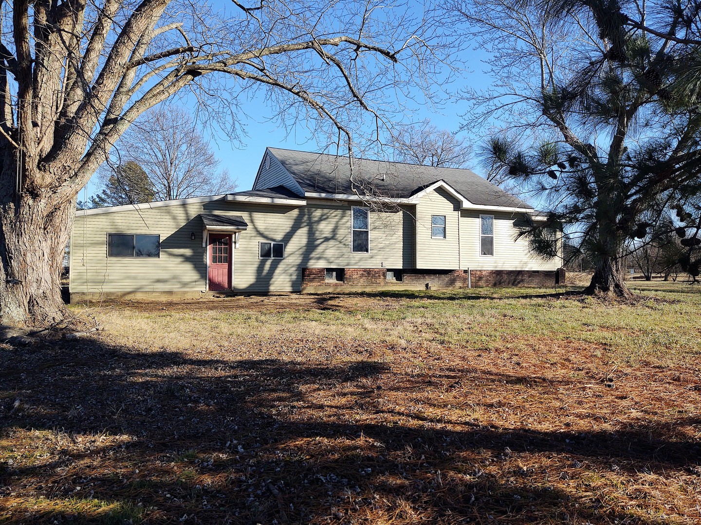 515 Thunderhawk Road Ozark, IL 62972 - Photo 3 of 10 a front view of a house with garden