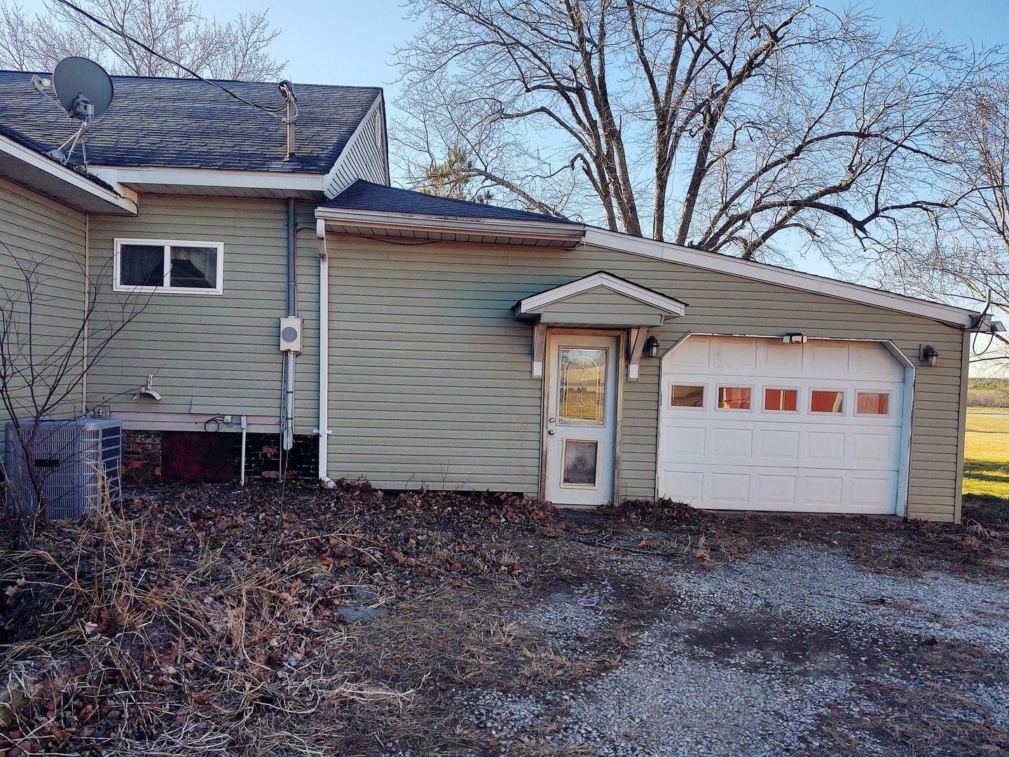 515 Thunderhawk Road Ozark, IL 62972 - Photo 4 of 10 a front view of a house with garden