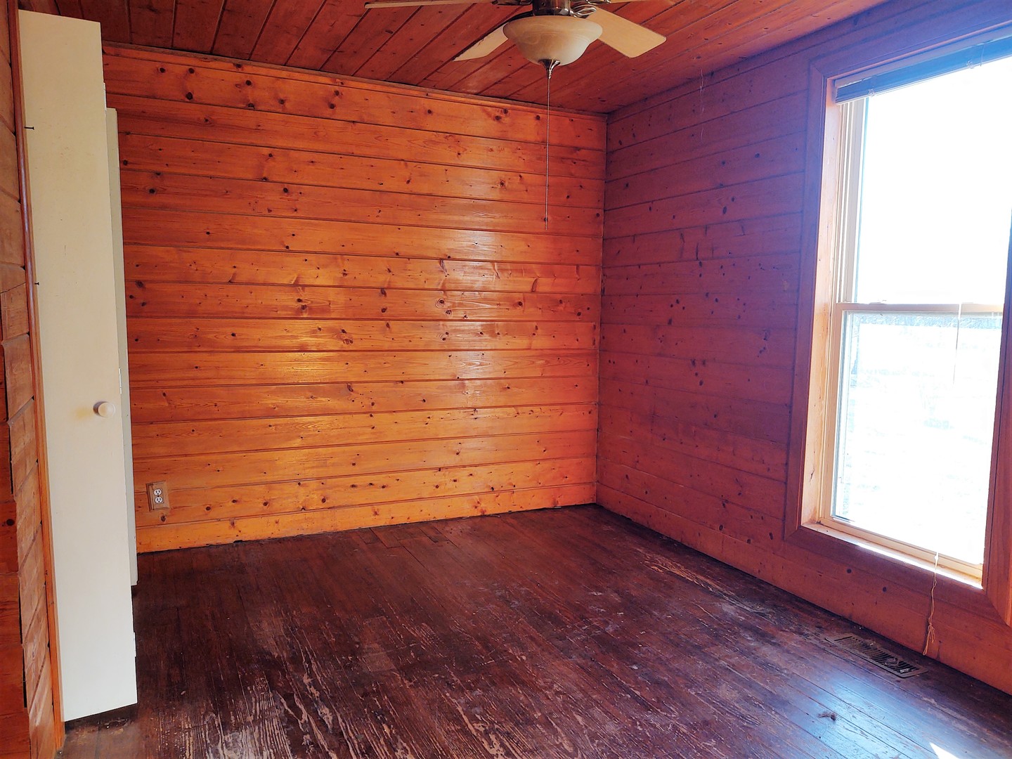 515 Thunderhawk Road Ozark, IL 62972 - Photo 8 of 10 a view of a small space with wooden floor and a window