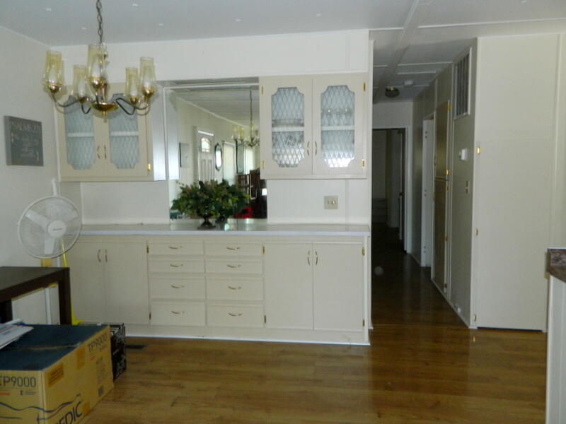 301 Bandy Way Grants Pass, OR 97526 - Photo 27 of 30 Hutch and Hallway