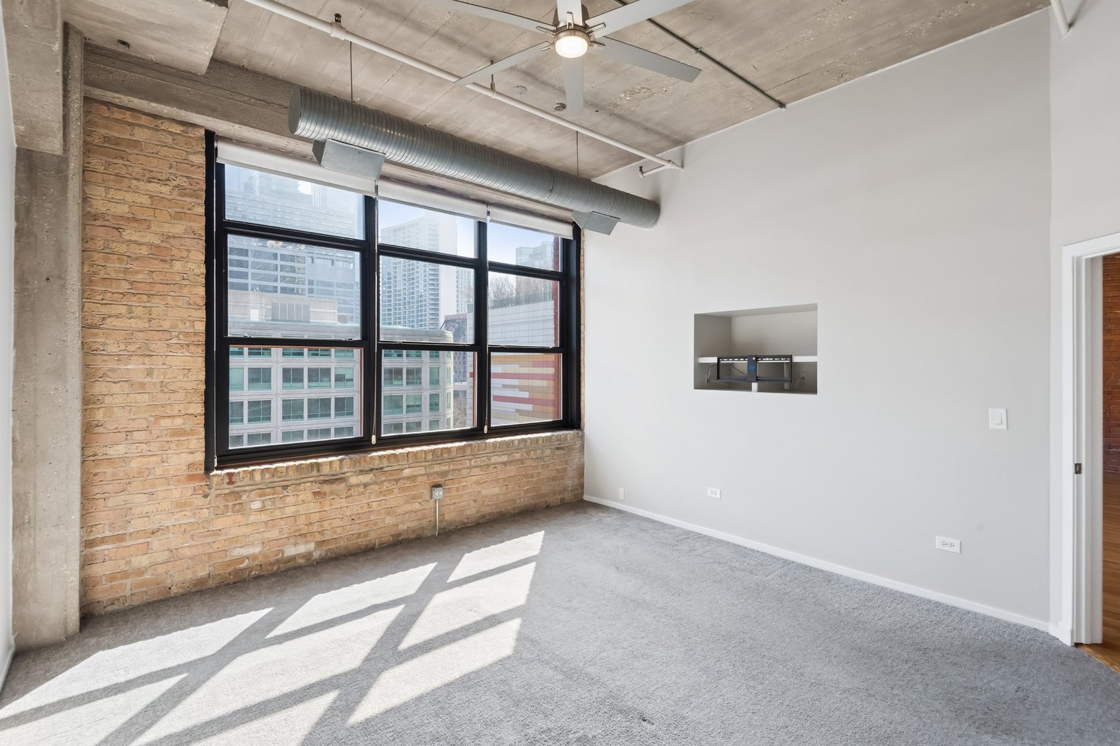 360 West Illinois Street, Unit 5F Chicago, IL 60654 - Photo 19 of 36 a view of an entryway with a window