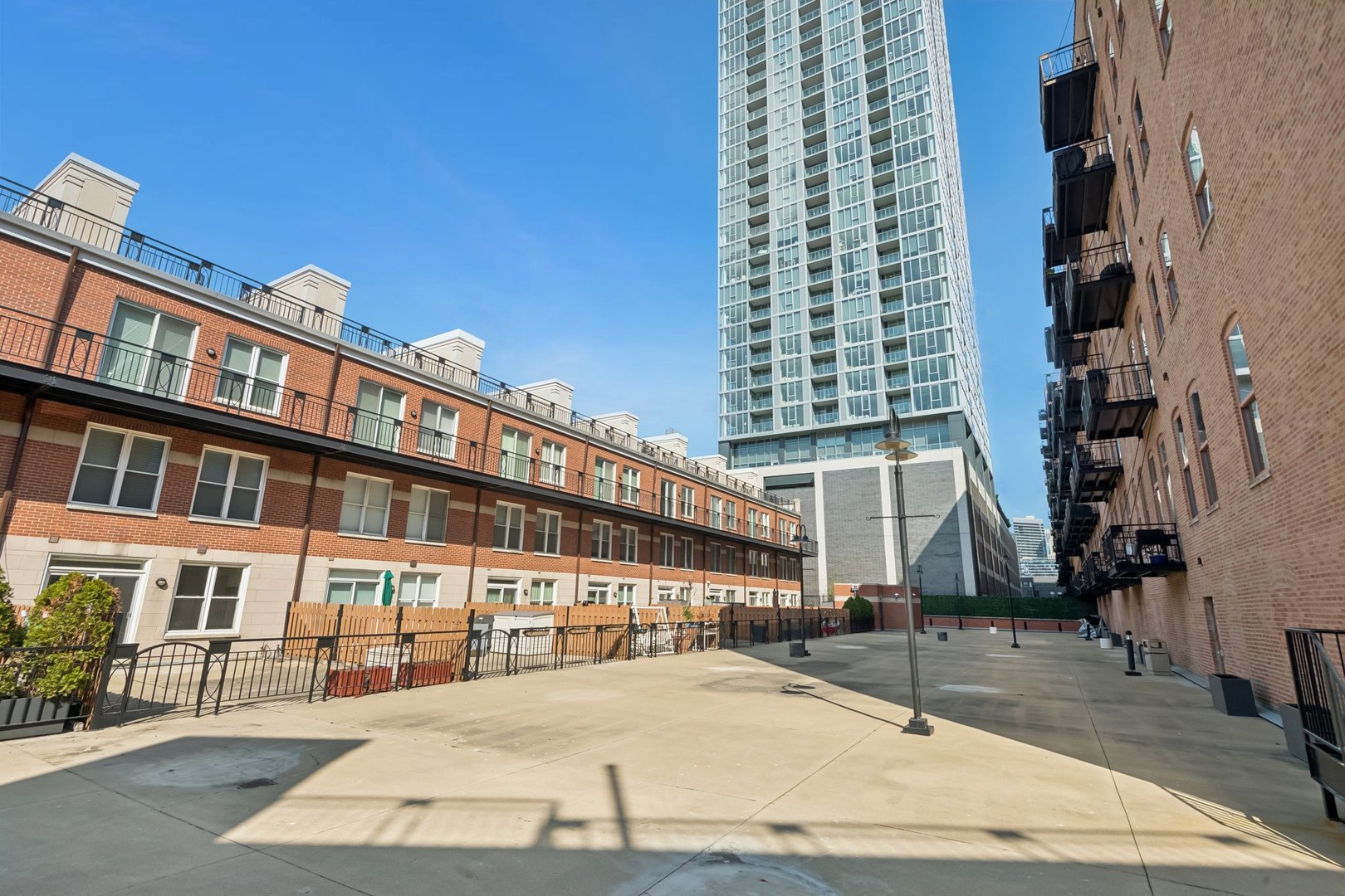 360 West Illinois Street, Unit 5F Chicago, IL 60654 - Photo 32 of 36 a building view