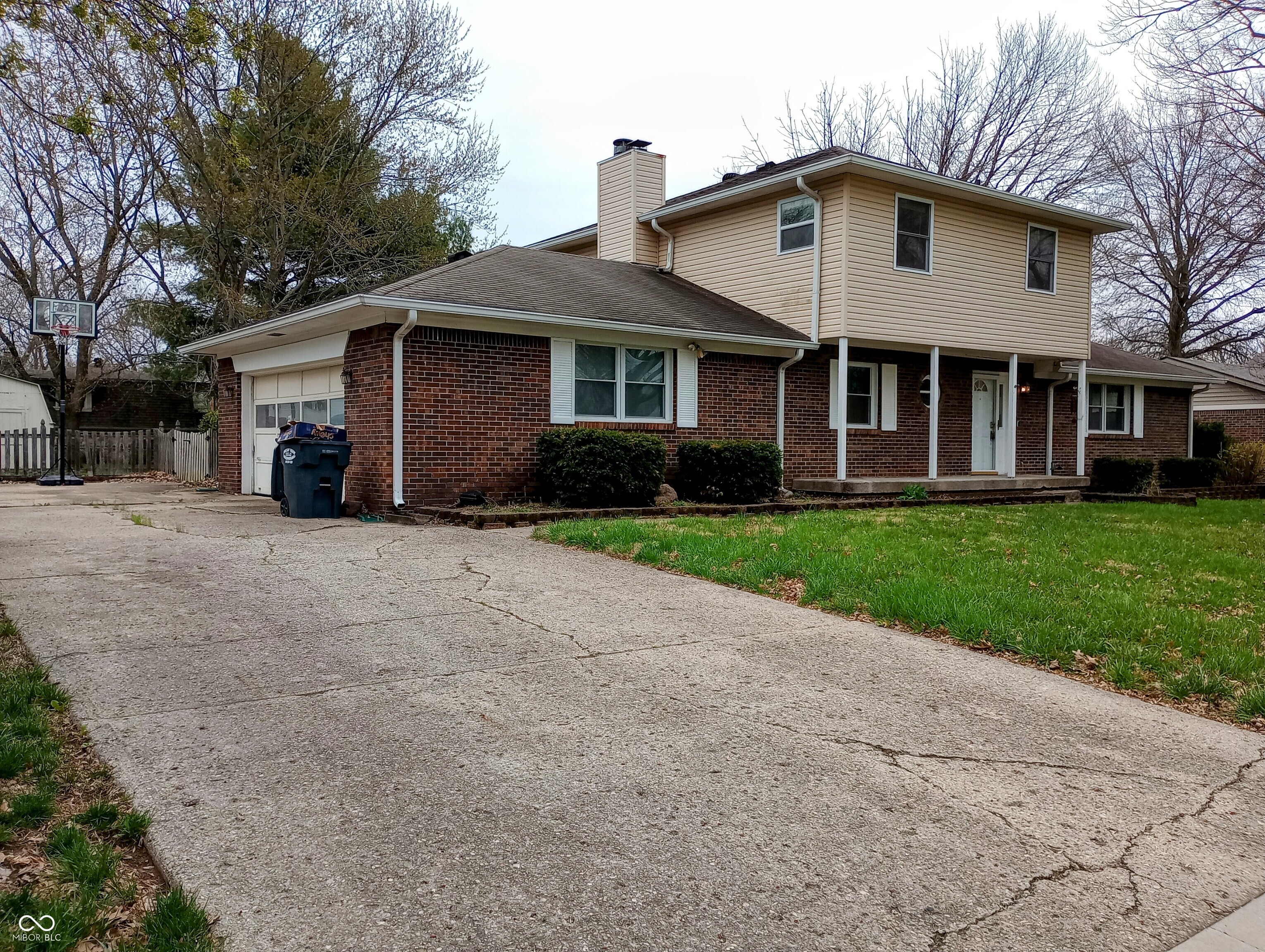 951 Apple Valley Road Greenwood, IN 46142 - Photo 4 of 42 Gallery Image 4