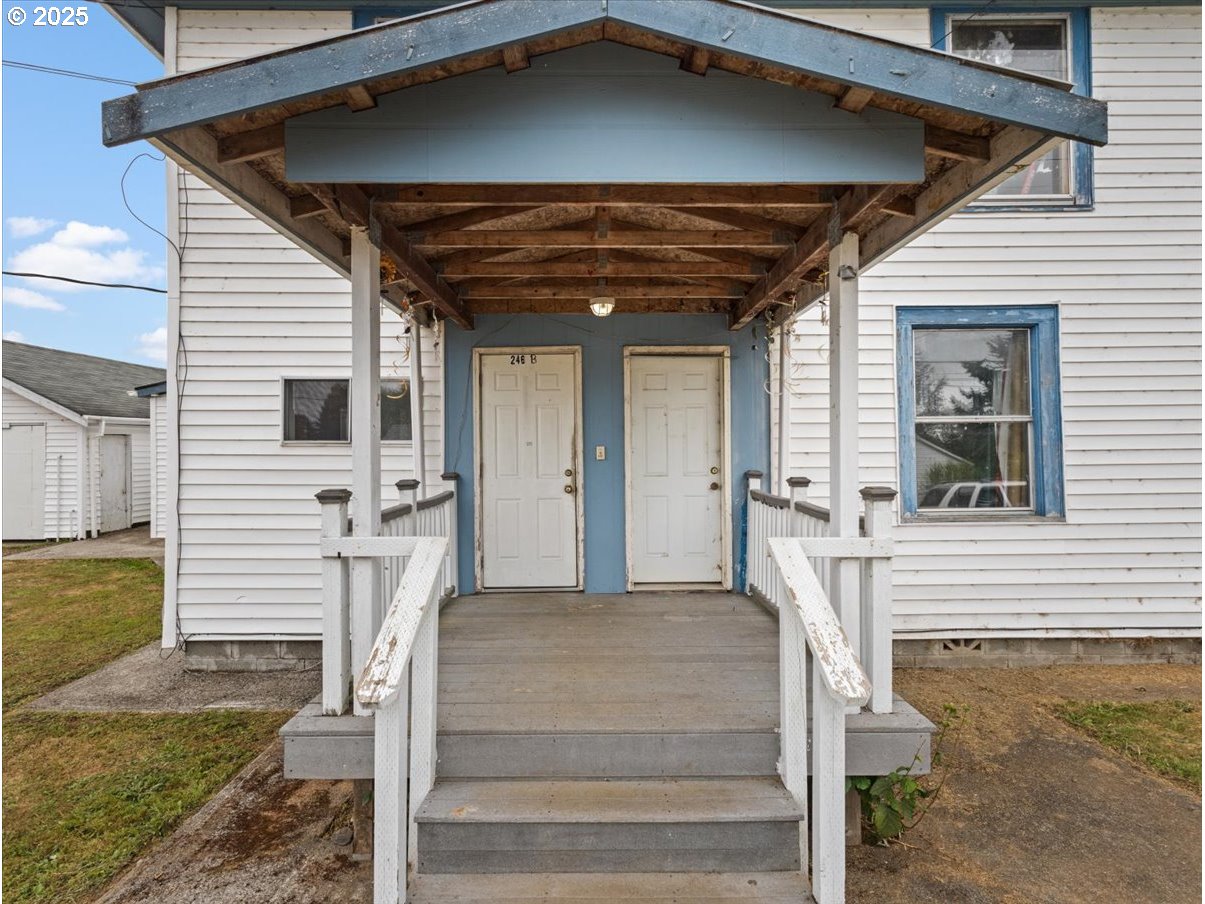 246 Jacobson Road Cathlamet, WA 98612 - Photo 3 of 33 a front view of a house with a fountain