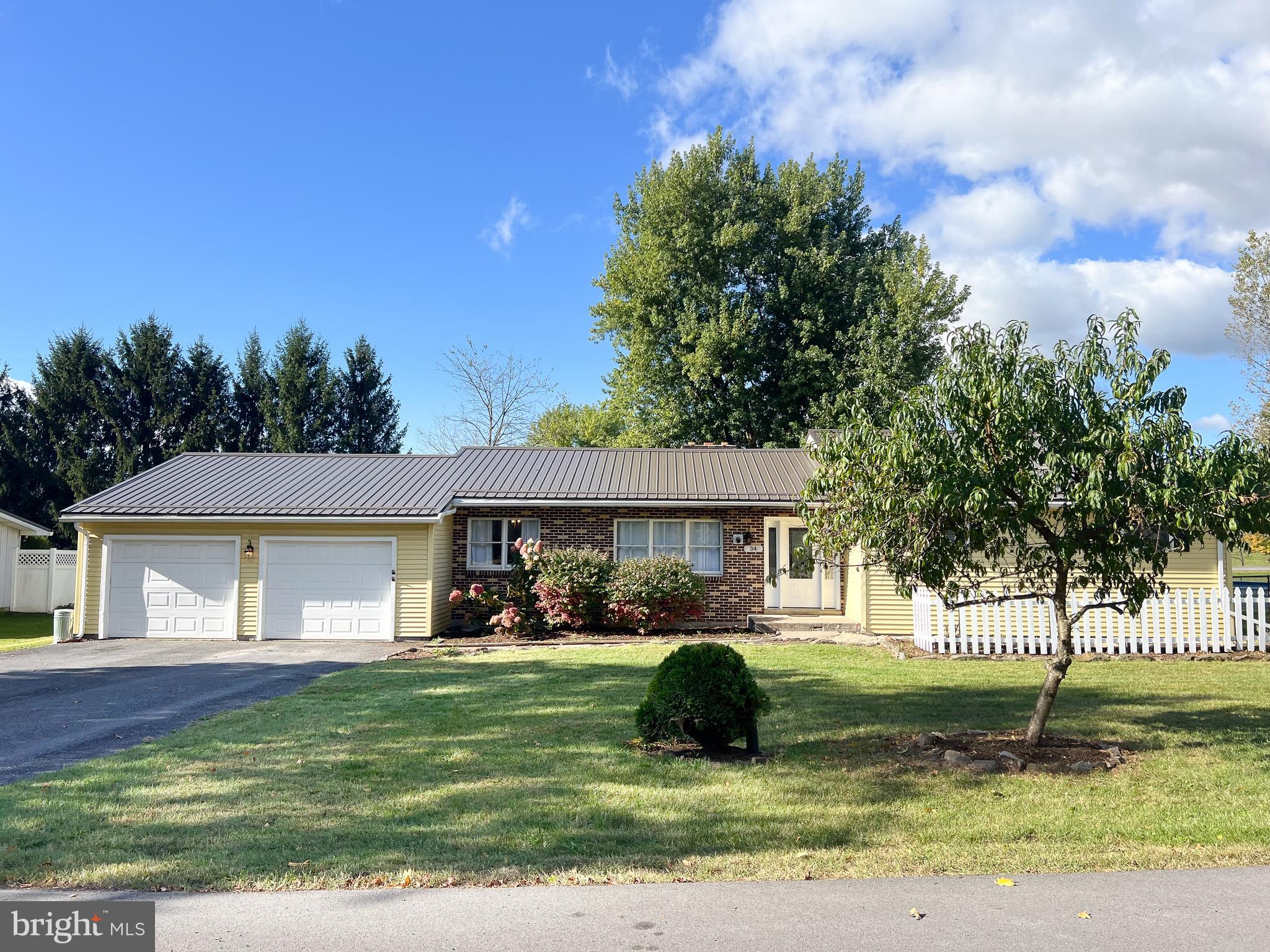 a view of a yard in front of a house