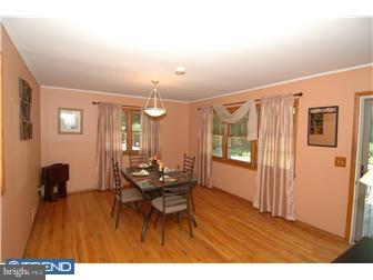 1202 Hedding Jacksonville Road Columbus, NJ 08022 - Photo 3 of 12 Living Room