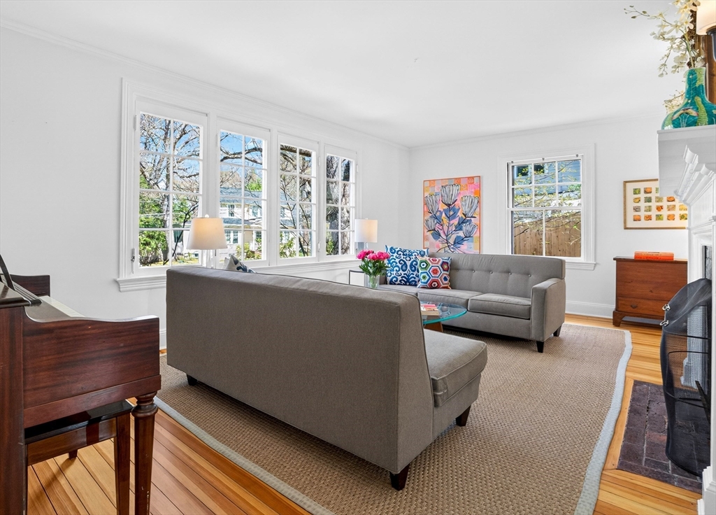 70 Curve Street Wellesley, MA 02482 - Photo 5 of 33