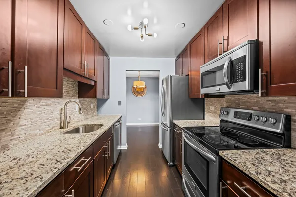 $2,400 | 201 Thames Parkway, Unit 2K, Park Ridge, IL 60068