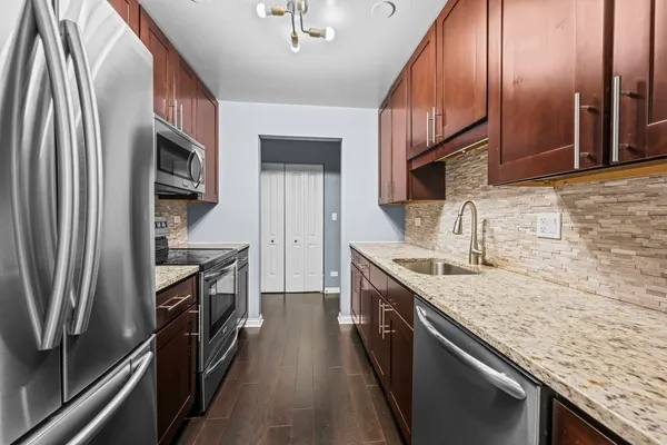 $2,400 | 201 Thames Parkway, Unit 2K, Park Ridge, IL 60068