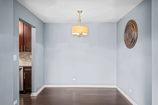 $2,400 | 201 Thames Parkway, Unit 2K, Park Ridge, IL 60068