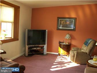 7725 Dungan Road Philadelphia, PA 19111 - Photo 3 of 12 Living Room
