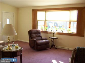 7725 Dungan Road Philadelphia, PA 19111 - Photo 4 of 12 Living Room