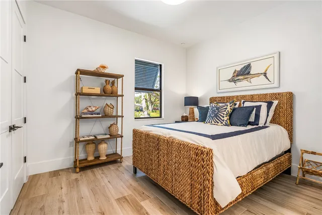 a bed room with a bed and a closet