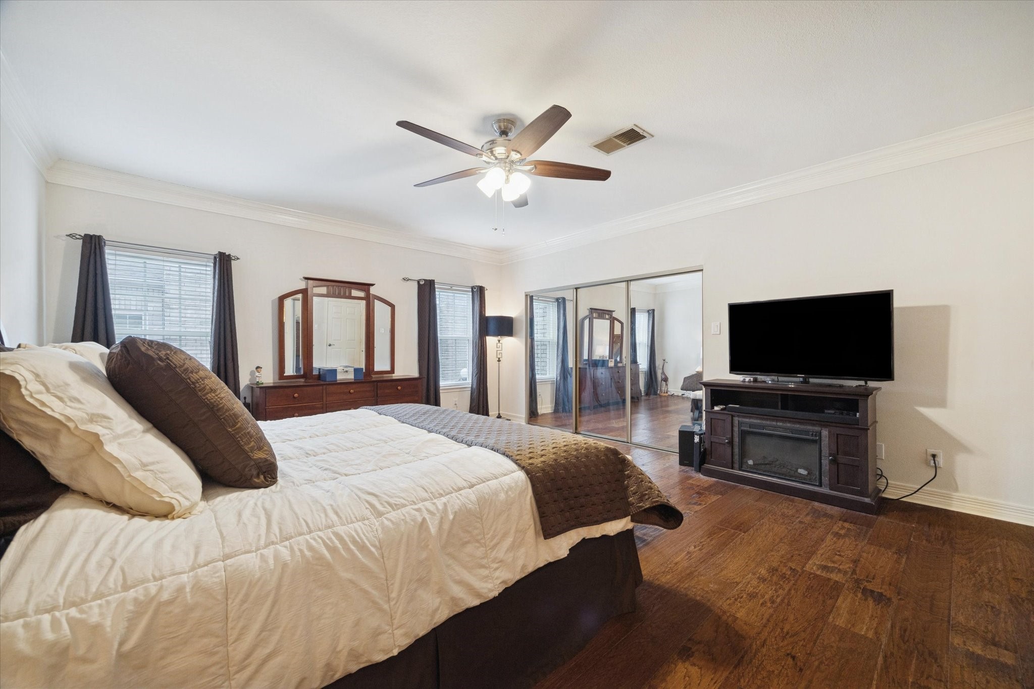 4001 Tanglewilde Street, Unit 1103 Houston, TX 77063 - Photo 13 of 15 a bedroom with a bed and a flat screen tv