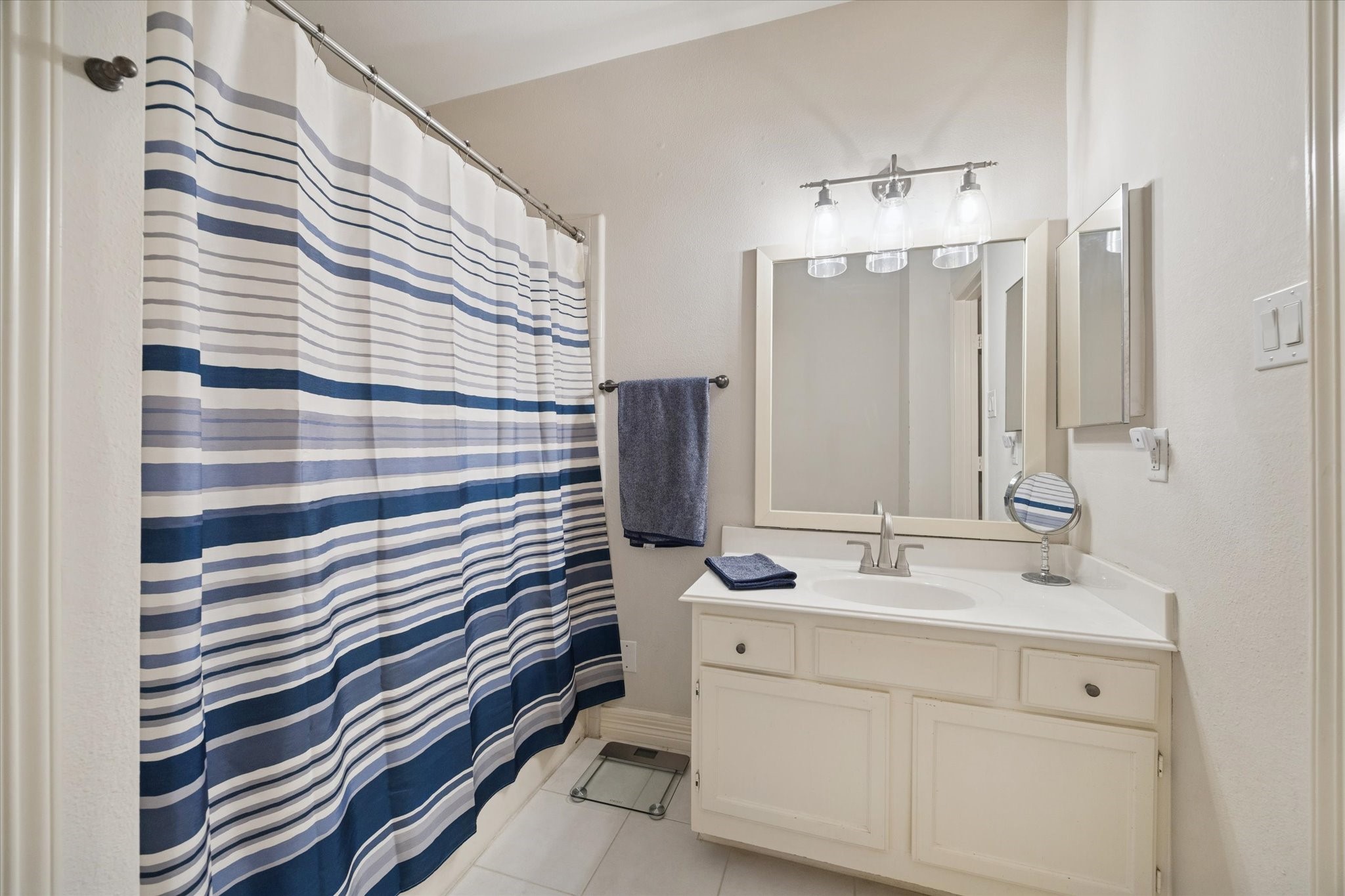 4001 Tanglewilde Street, Unit 1103 Houston, TX 77063 - Photo 15 of 15 a bathroom with a sink and a mirror
