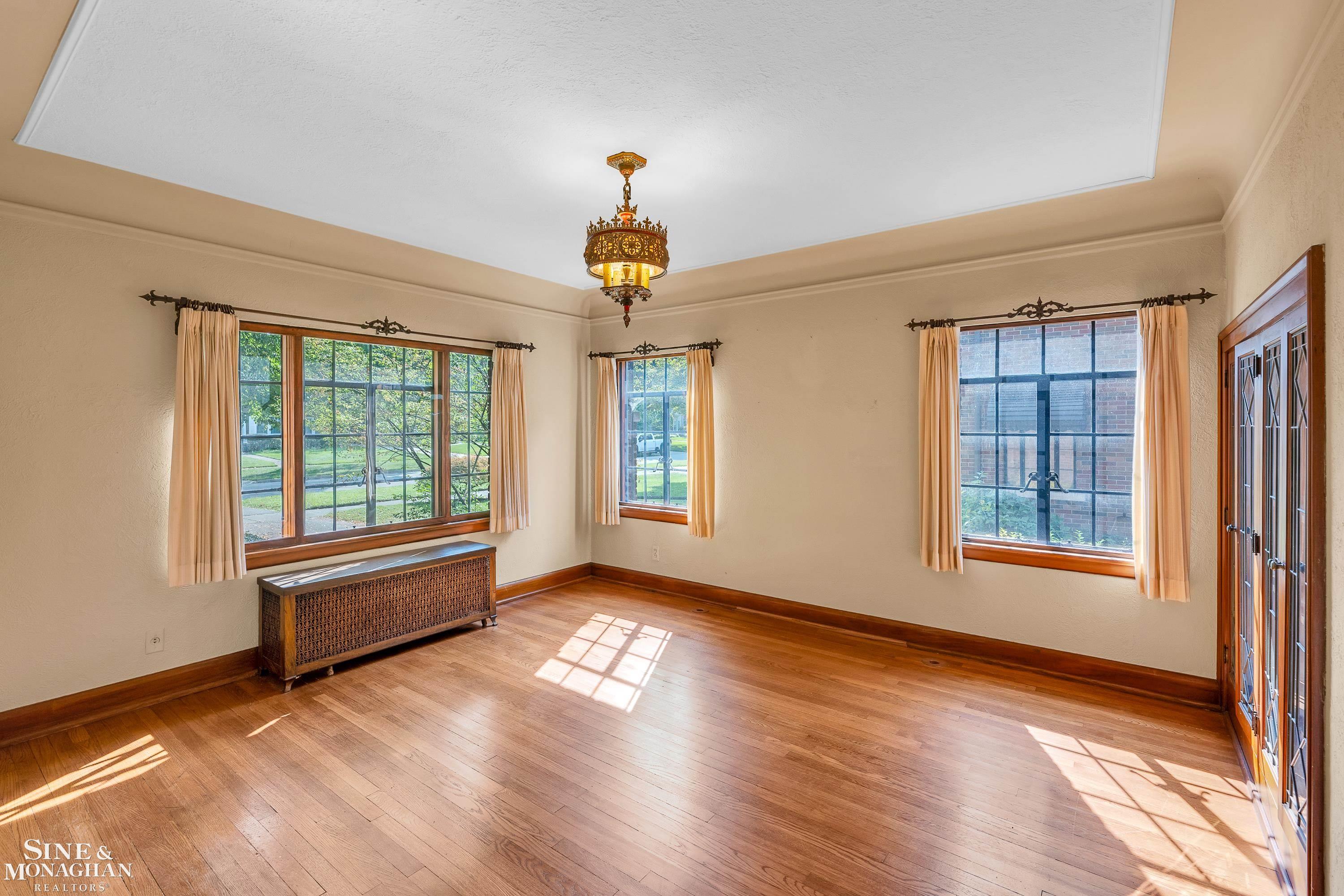 1363 Yorkshire Road Grosse Pointe, MI 48230 - Photo 6 of 67 50154348-bef3f3bf-3dc0-4e2d-a292-edac233b19c5.JPG