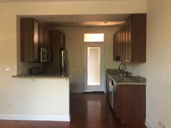 $2,495 | 1533 West Hollywood Avenue, Unit 1, Chicago, IL 60660