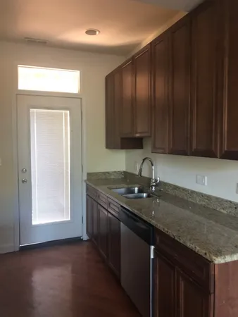 $2,495 | 1533 West Hollywood Avenue, Unit 1, Chicago, IL 60660