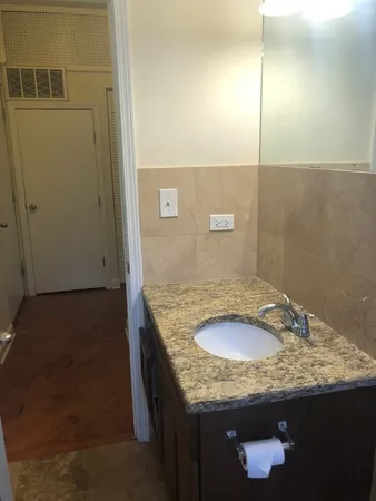 $2,495 | 1533 West Hollywood Avenue, Unit 1, Chicago, IL 60660