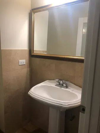 $2,495 | 1533 West Hollywood Avenue, Unit 1, Chicago, IL 60660