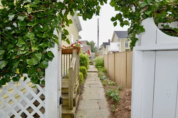 $2,650 | 45 Ayrault Street, Unit C2, Newport, RI 02840
