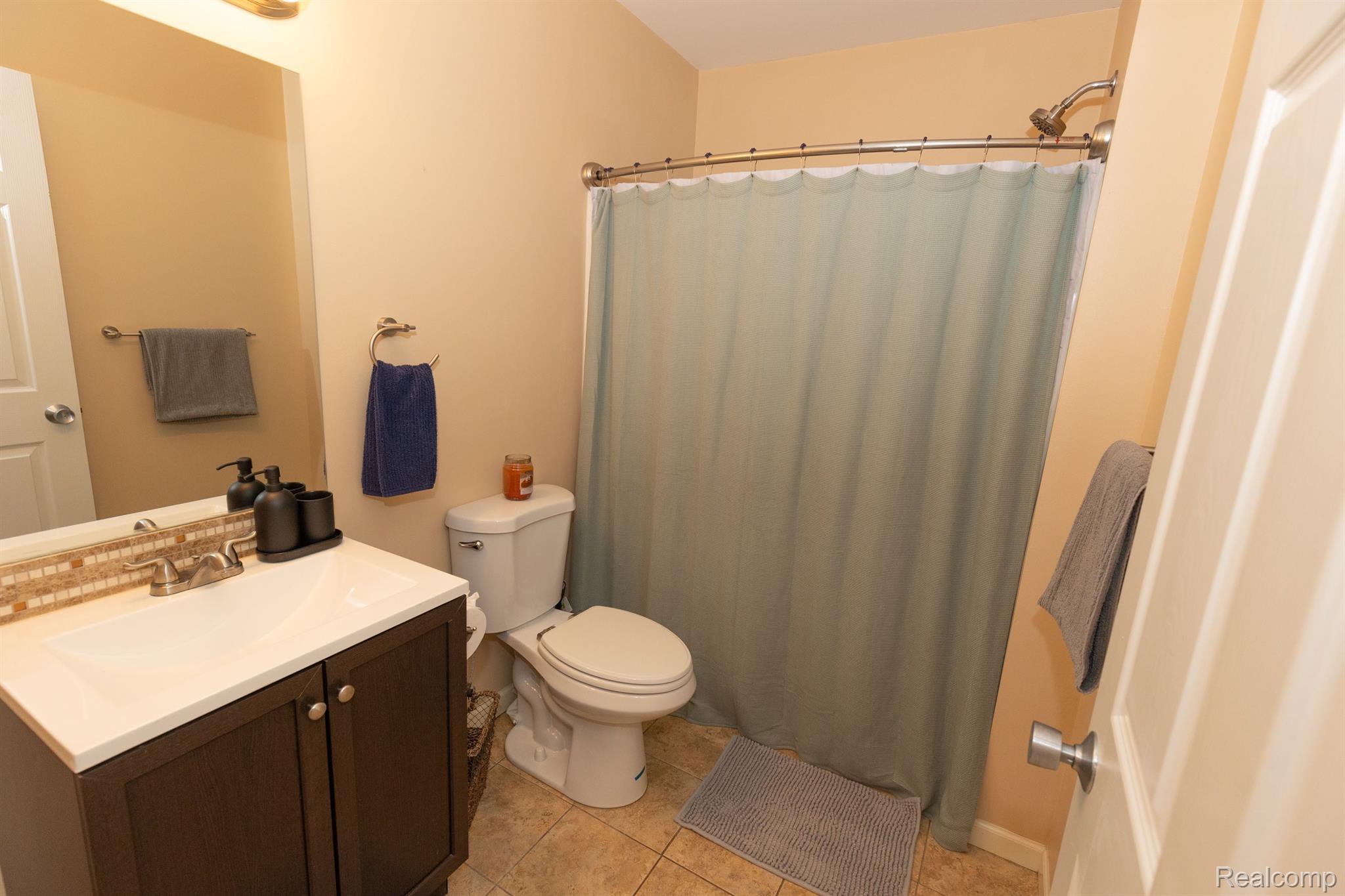 21116 Middlebelt Road Farmington, MI 48336 - Photo 30 of 43 Second Level Bath