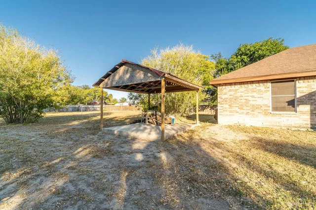 a view of back yard of the house