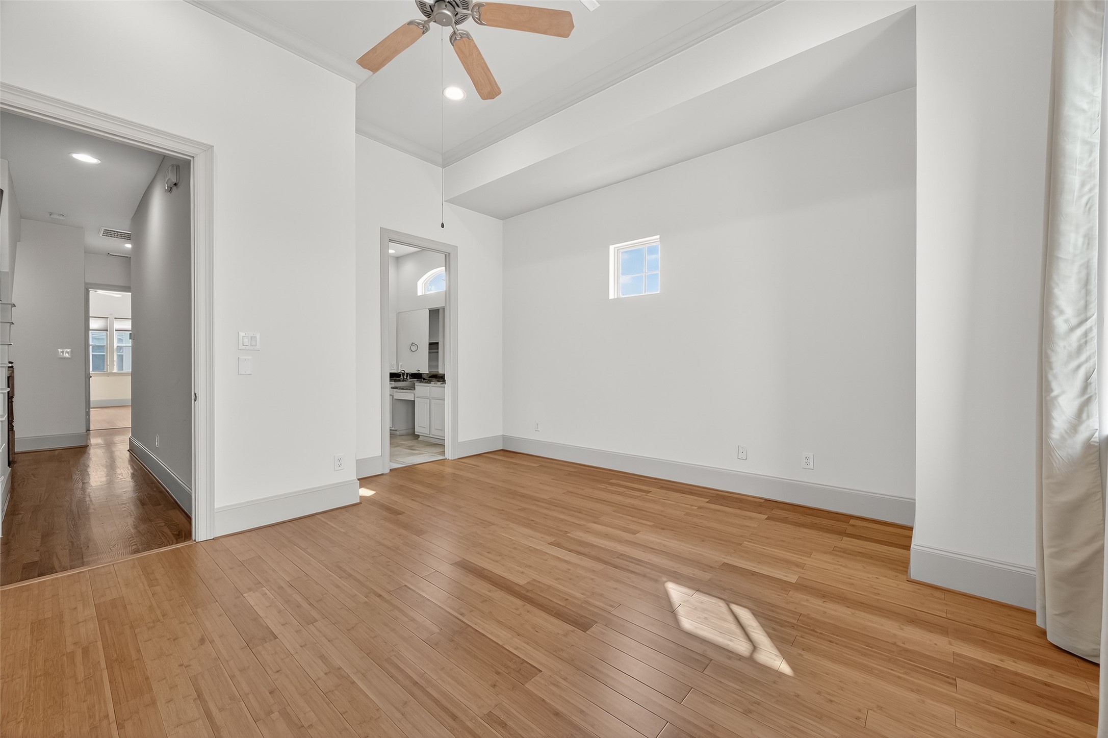 931 West 23rd Street, Unit K Houston, TX 77008 - Photo 16 of 40 Primary bedroom is 16'4" x 18'2" and has an en-suite bathroom and walk-in closet.