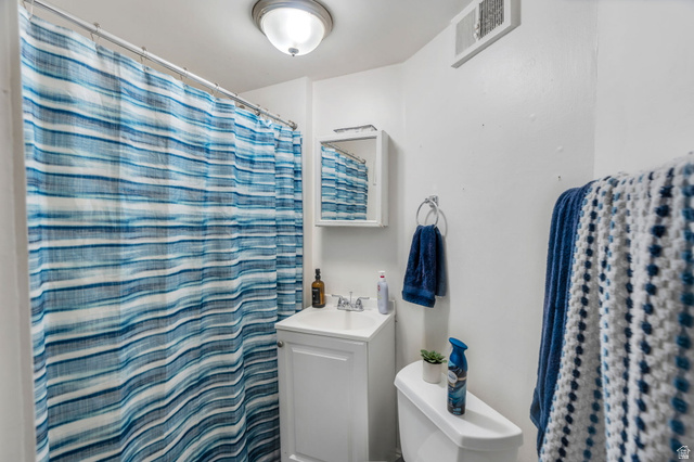 358 400 South Provo, UT 84601 - Photo 27 of 34 Full bath with vanity and curtained shower.