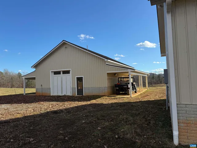a view of a house with backyard