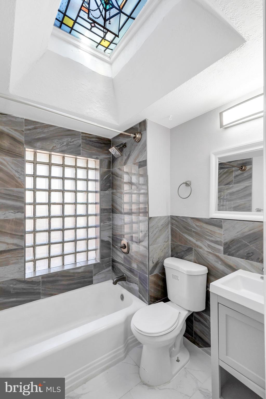 198 Sherbrook Boulevard Upper Darby, PA 19082 - Photo 20 of 30 a bathroom with a toilet a sink and bathtub