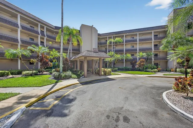 a view of a house with backyard and swimming pool