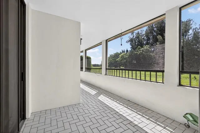 a view of a house with backyard and garden