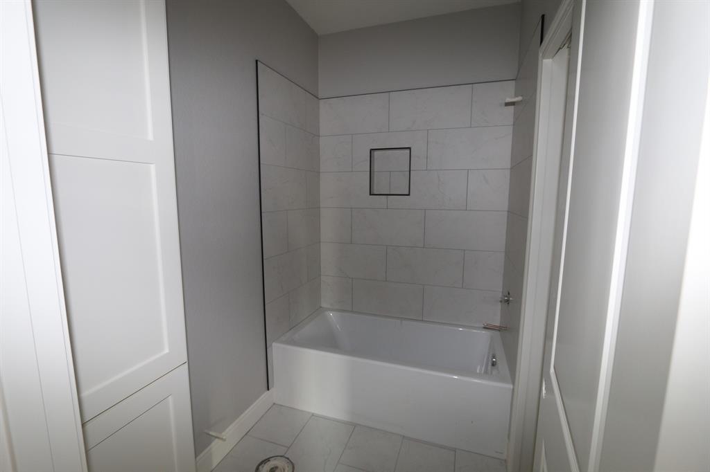 16445 Cooper Way Flint, TX 75762 - Photo 23 of 28 a bathroom with a bathtub