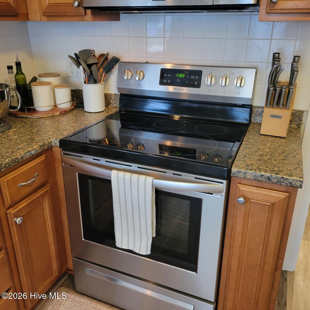 451 Tucker Road Grimesland, NC 27837 - Photo 5 of 26 451 stove oven