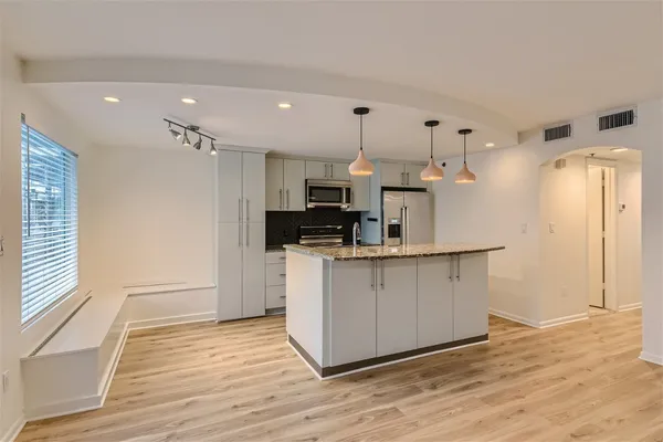 $2,500 | 41 Waller Street, Unit 207, Austin, TX 78702